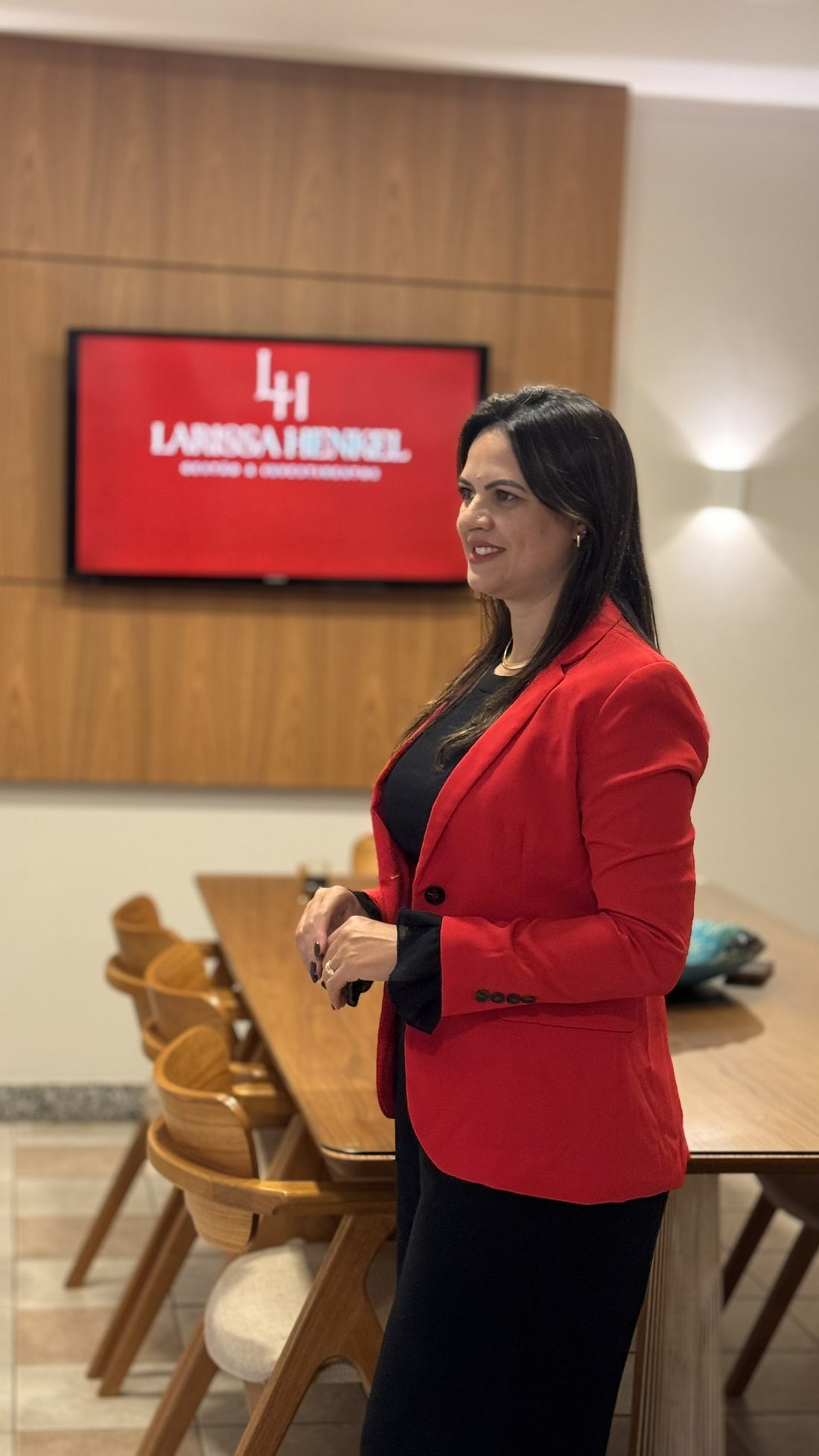 Larissa Henkel, consultora de planejamento patrimonial, na sala de reunião do escritório